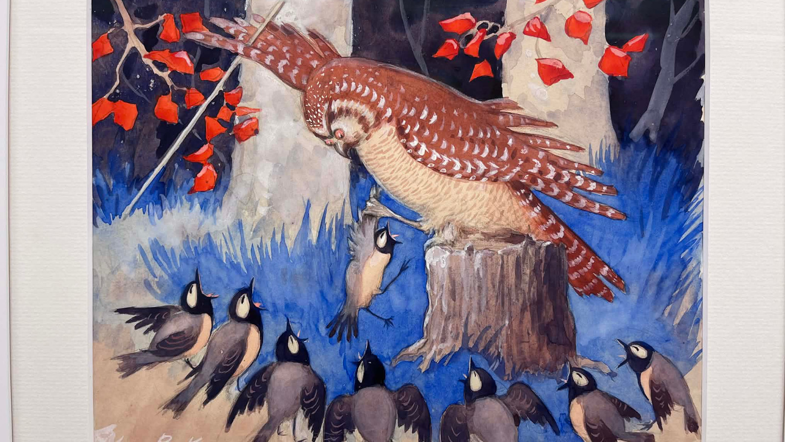 Kuvassa on pöllö levittämässä oikeaa siipeään kannon päällä. Alla on talitiaisia kaaressa katsomassa pöllöä.