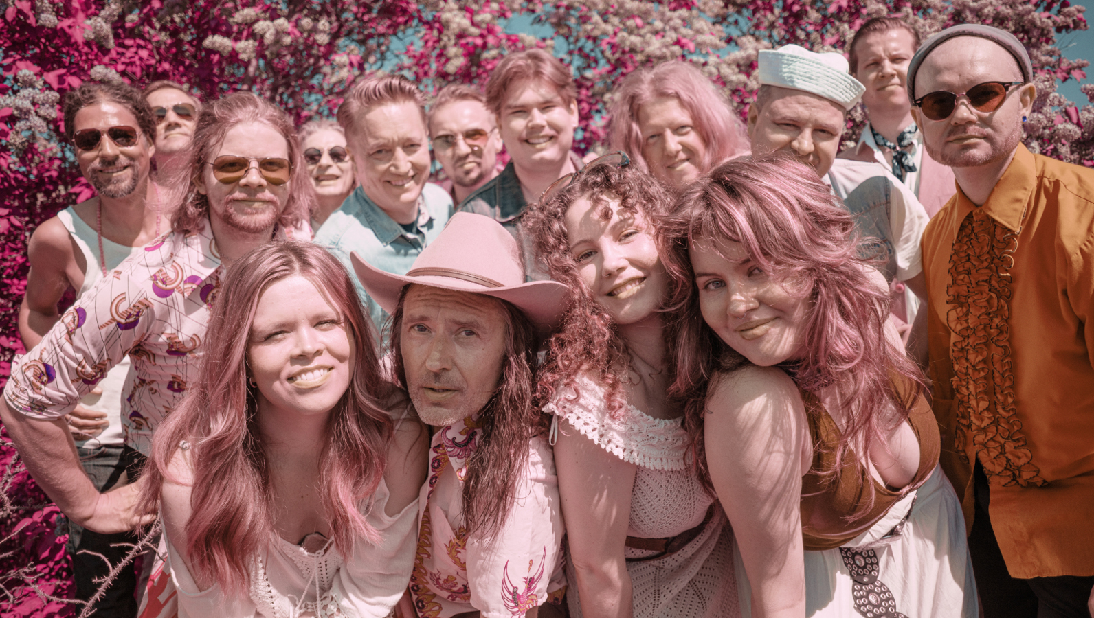 Viisipäiväinen festivaali levittäytyy vanhoille tutuille konserttipaikoille Kotkan konserttitaloon, Vellamon Venehalliin, ravintola Kairoon, Pyhtään ja Pyhän Nikolaoksen kirkkoon sekä Kuutsaloon ja Haapasaareen. Tuttuun tapaan maksullisten konserttien lisäksi on tarjolla myös ilmaiskonsertteja Kotkan ja Karhulan toreilla.  Kesä 2026 on siis Lohisoiton juhlavuosi, ja se näkyy myös festivaalin ohjelmassa. Avajaistapahtumassa Kotkan torilla festivaali juhlii myös 80-vuotisjuhlavuottaan viettävää kotkalaislähtöistä huippusaksofonisti Eero Koivistoista ja luo katseen suomalaisen populaarimusiikin alkulähteille. Tänä vuonna tulee symbolisesti kuluneeksi 100 vuotta siitä, kun Andania-laiva rantautui Suomeen tuoden jazzin tullessaan.  Viime vuosina Lohisoitto on ottanut myös varaslähdön kesän festivaaliin jo edellisellä viikolla.  Etkot tarjoaa Lounaskonsertin merkeissä Satama Areenalla kahvila-ravintola Boogissa edellisenä torstaina 28.5. pianisti Esa Ylönen ja baritoni Olli Tuovinen kesäisen virkistävissä tunnelmissa.  Lohisoiton 30-vuotisjuhlaa juhlitaan klassisin ja viihteellisin sävelin. Keskiviikon 3.6. avajaiskonsertti on samalla juhlakonsertti ja festivaali saa vieraakseen suureksi ilmiöksi nousseen Saimaa-yhtyeen. Huippumuusikoista koostuva Saimaa ottaa vaikutteita niin classic rockista, progesta, folkista, kuin iskelmämusiikistakin.  Klassista huipputarjontaa tuo Lohisoitossa aiemminkin vieraillut pianisti Olli Mustonen, joka on juuri oikea henkilö juhlistamaan 30-vuoden merkkipaalua festivaalissa (to 4.6.). Olli Mustonen ja Beethovenin pianosonaatit on ikoninen yhdistelmä upeasti soitettua musiikkia.  Lohisoitto on pyrkinyt tuomaan myös kansainvälisiä huippuvieraita konsertoimaan Kotkaan. Tänä kesänä kuulemme tunnelmallisessa Haapasaaren kirkossa kolmea tallinnalaista huippumuusikkoa: Duo ObSoluten oboisti Riivo Kallasmaa ja sopraano Jaanika Kuusik sekä kanteletaiteilija Anna-Liisa Eller tuovat meditatiivisia musiikkiterveisiä Tallinnasta (la 6.6.). Lisäksi Pyhtään kirkossa esiintyvä Suomalainen barokkiorkeste