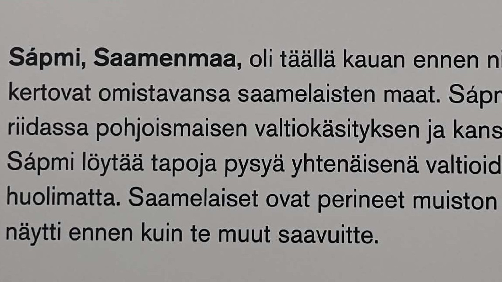 Kuvassa on harmaalla pohjalla tekstiä Saamenmaasta.