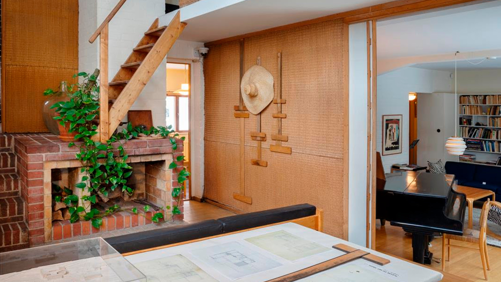 Seinäjoen hallinto- ja kulttuurikeskus, 1951–87. Interiöörikuva kaupunginkirjaston lainaussalista vuodelta 1965. Kuva Eva ja Pertti Ingervo  Alvar Aalto -säätiö