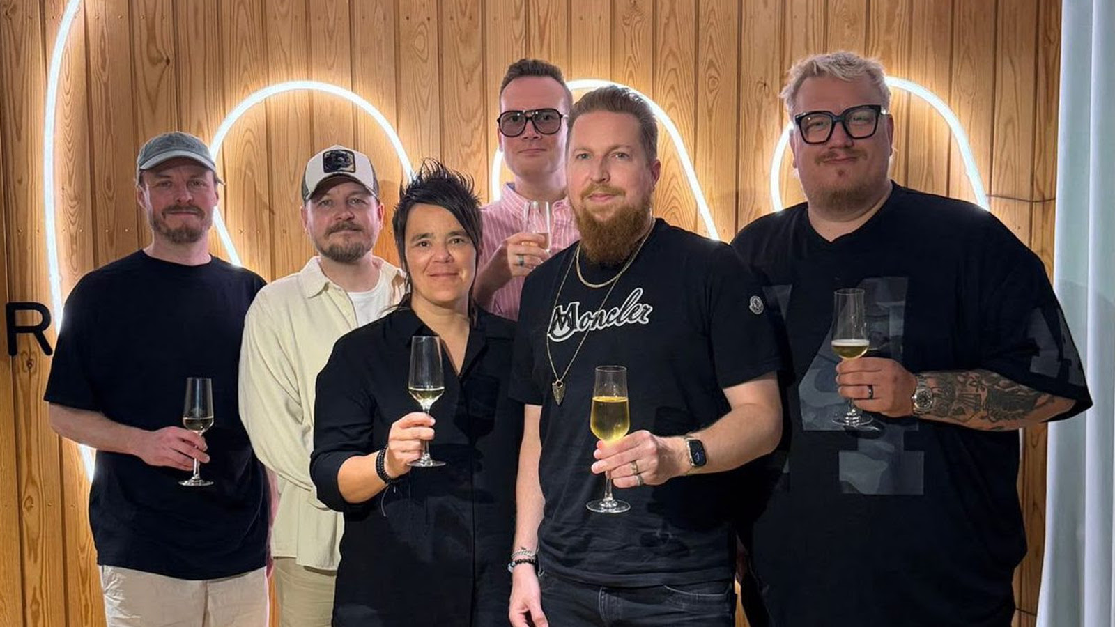 Warner Music Finland ja Mökkitie Records ilmoittivat perjantaina 3. heinäkuuta allekirjoittaneensa sopimuksen, jonka myötä Mökkitie Recordsin laaja musiikkikatalogi ja siihen liittyvät kustannusoikeudet siirtyvät Warner Musicille.