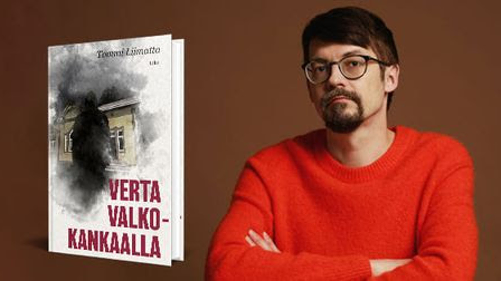 Kuvassa on vasemmalla kirjan kansi ja siinä on puinen vaalea puutalo ja sen edessä iso, tumma haamu sekä oikeassa alalaidassa kirjan nimi Verta valkokankaalla. Oikealla istuu tommi Liimatta ja hänellä on punainen paita päällään. Taista on ruskea.