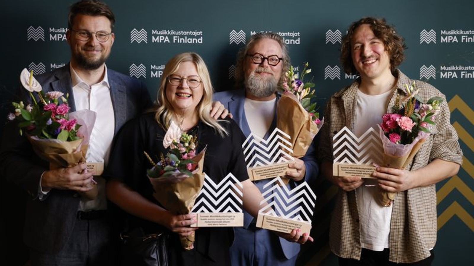 Kuvassa ovat Heidi Maria Paalanen, Antti Paalanen, Jarkko Meretniemi ja Lauri Halavaara palkintokukat ja palkinnot käsissään.
