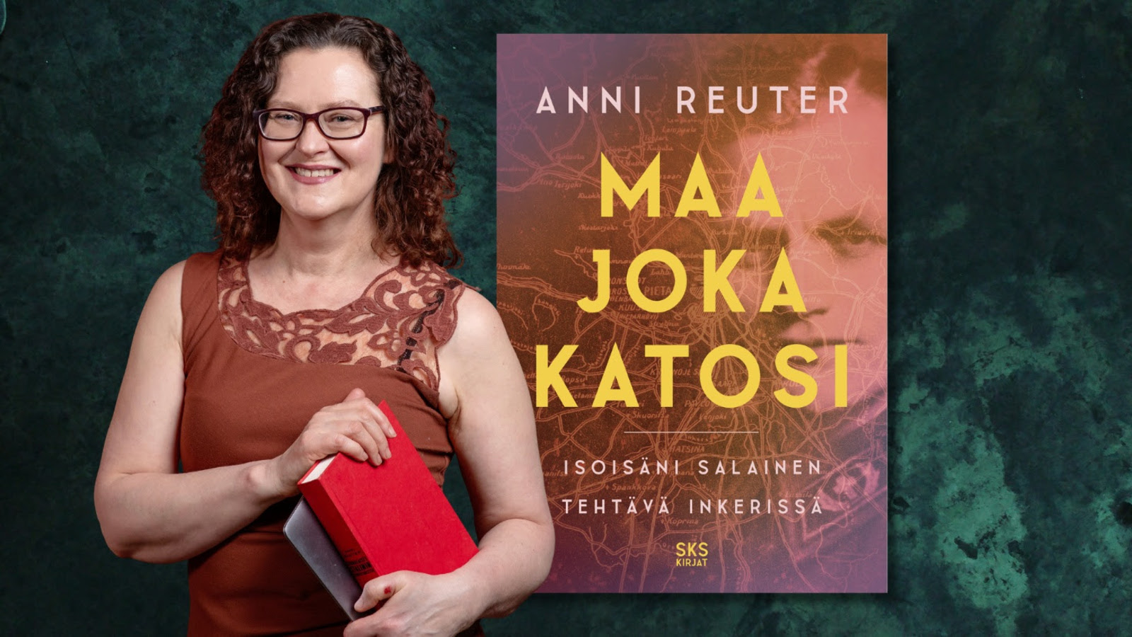 Kuvassa on vasemmalla Anni Reuter seisomassa ruskea, hihaton pusero päällään ja hänellä on punainen kirja vasemmassa kädessään. Oikealla hieman takana kirjansa kansi ja siinä on isoin keltaisin kirjaimin Maa joka katosi. Kirjan taustaväri on ruskea. Himmeänä takana näkyy isoisän kuva.