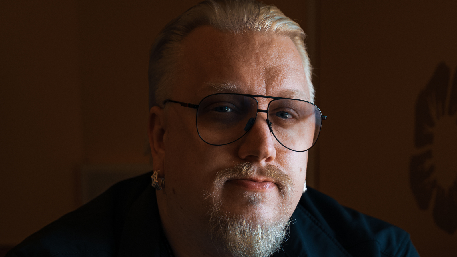 Kuvassa on Arttu Wiskari kasvokuvassa ja kasvoista näkyy hyvin noin puolet. Kuva on tumma.