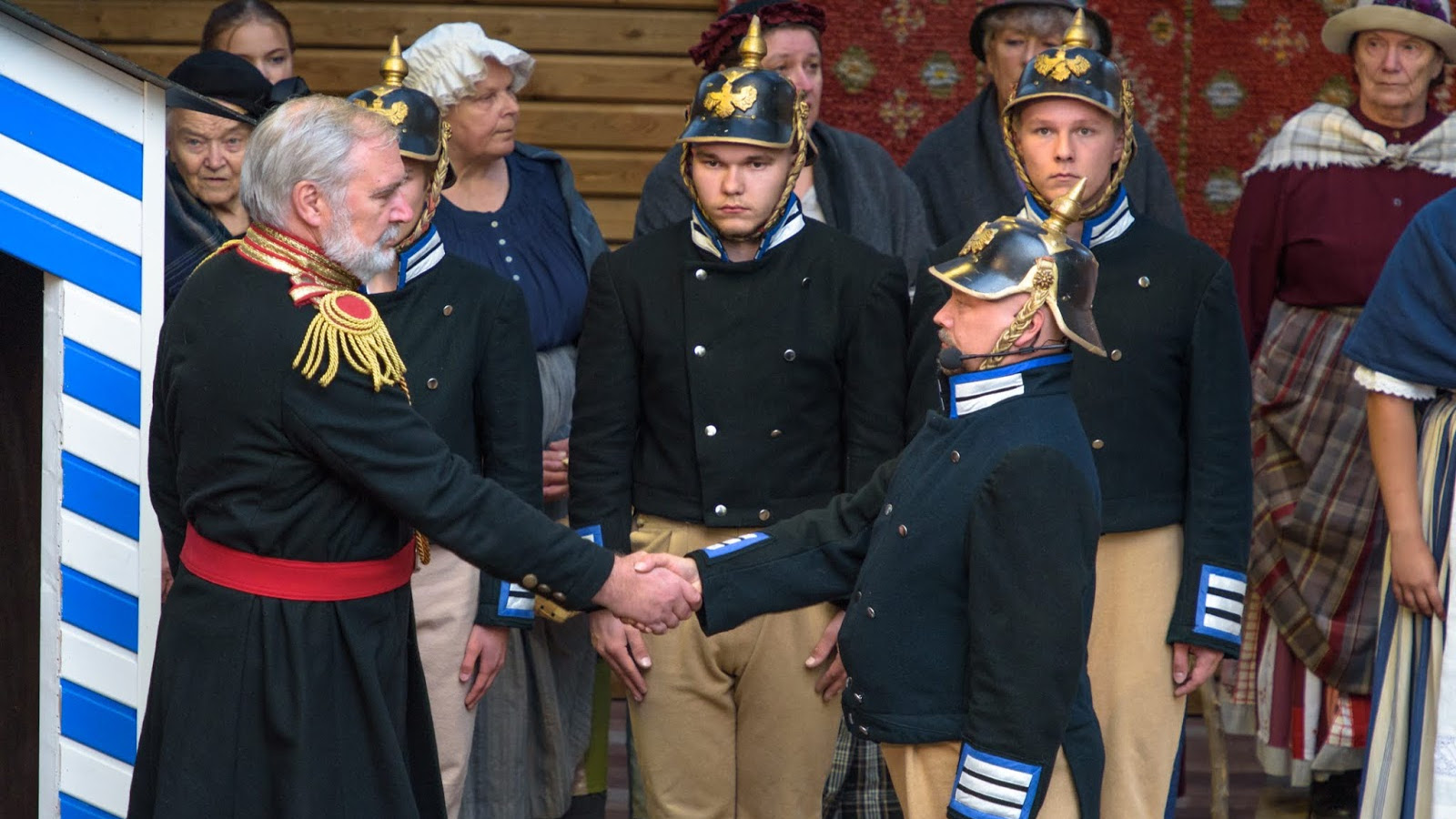 Aleksanteri II, jota esittää Hannu Kuoppamäki, kättelee sotaan lähtevää Jaalan Rinssiä.