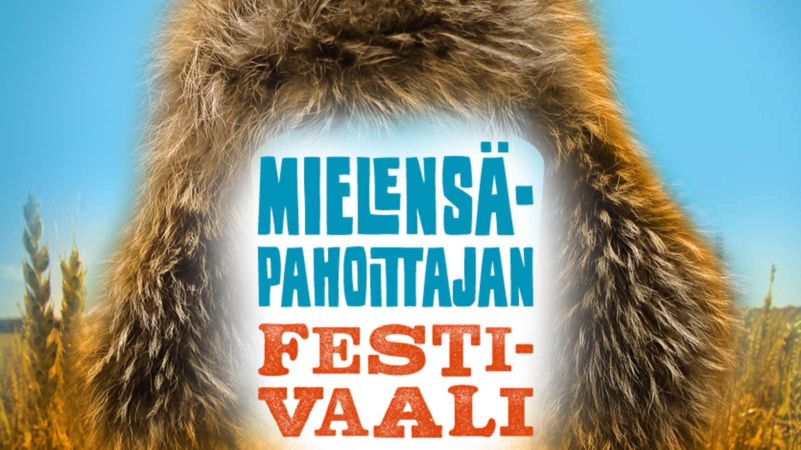 Kuvassa on keskellä teksti Mielensäpahoittajan festiaali ja mielensäpahoittajan on kirjoitettu sinisillä suurilla paksunnetuilla kirjaimilla ja festivaalipuna-ruskeilla kirjaimilla.  Teksti on vaalealla pohjalla ja reunustuksena on vaalean ruskea mielensäpahoittajan karvahattu. Taustalla näkyy sinistä taivasta.