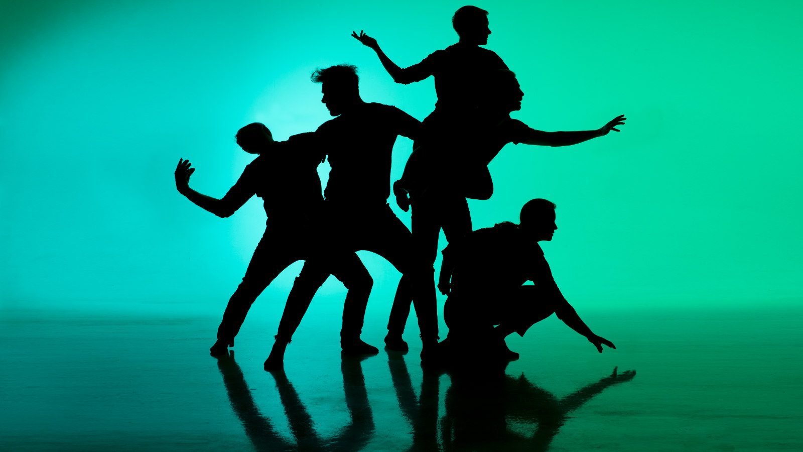 Kuvassa on viiden miestanssijan ryhmä ja kuvassa on vihreä tausta. Tanssijat kurottavat eri suuntiin.