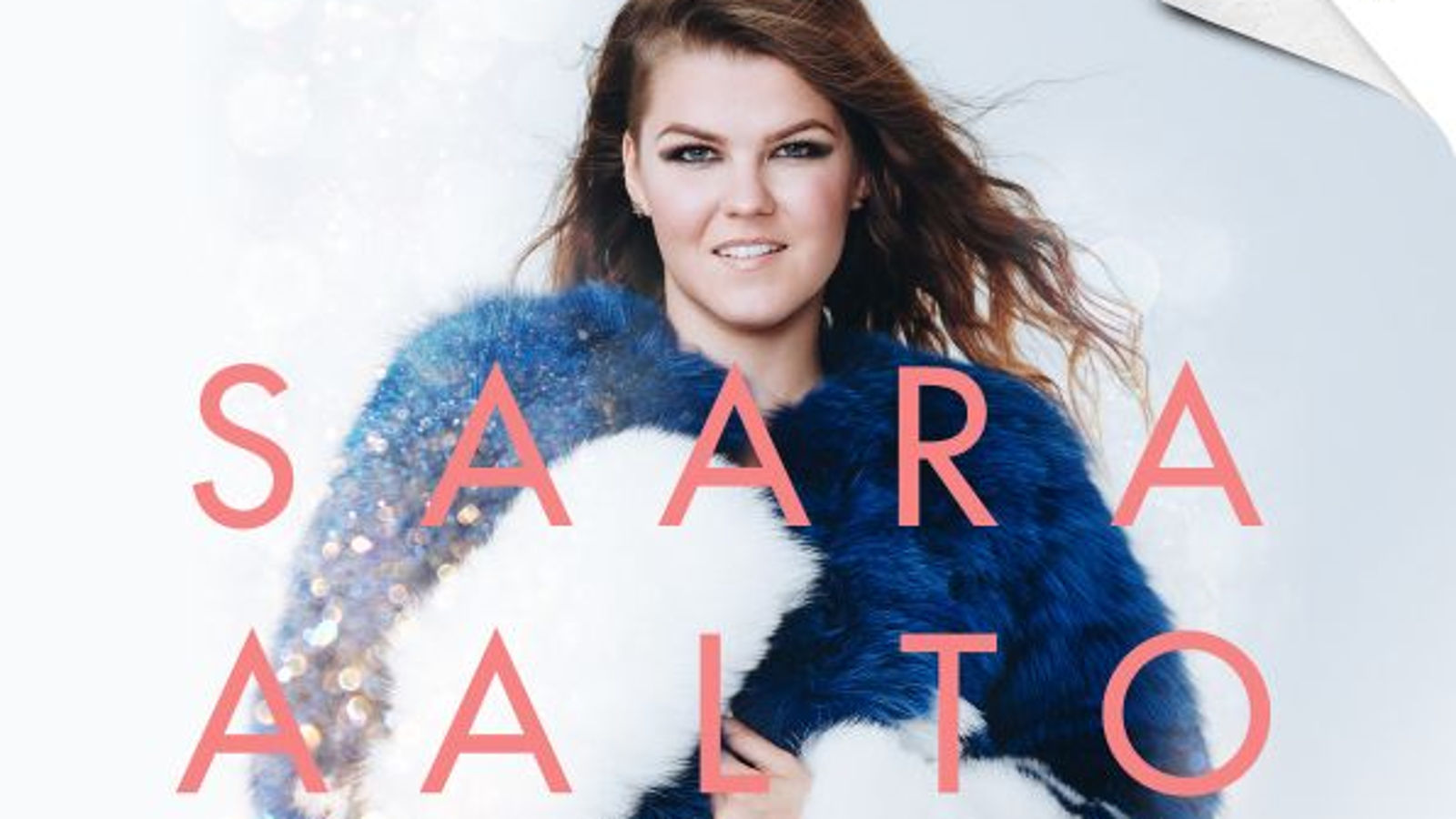 Kuvassa on Saara Aalto keskellä sinisessä turkisjakussa, jossa on valkoiset, pitkät ihansuut.  Saara Aallolla on pitkät, ruskeat hiukset ja ne liehuvat oikealla. Tausta on liukuvasti vaalean sininen. Alempana keskellä lukee suurilla kirjaimilla ruskean punaisella Saara Aalto.