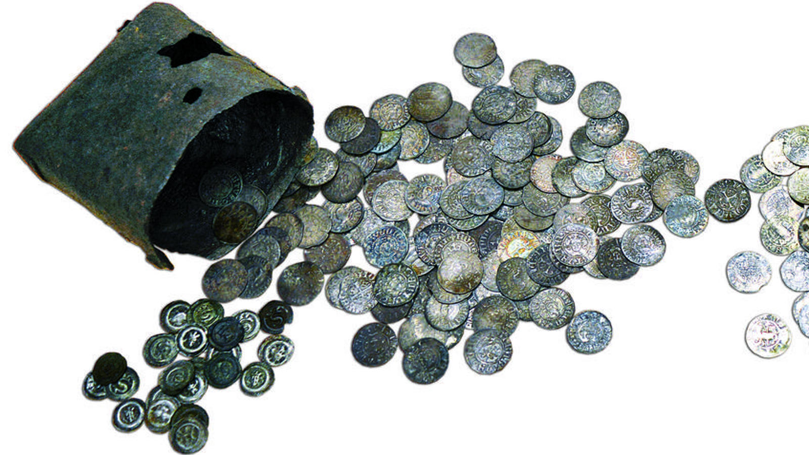 Kuvassa on rahamassi, josta on levinnyt runsas määrä keskiaikaisia kolikoita.   