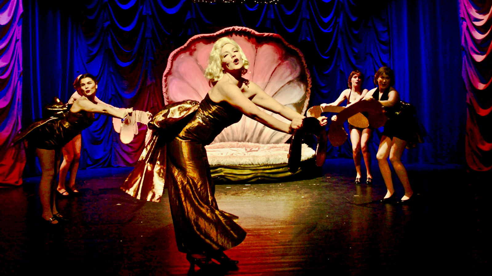 Kuvassa on on Marilyn keskellä kumartuneena laulamassa ja pronssin värisessä puvussa.  Taustalla on molemmin puolin kaksi tanssijaa luhyissä mustissa puvuissa.  Keskellä takana on simpukkamainen, vaaleanpunainen petirakennelma. 