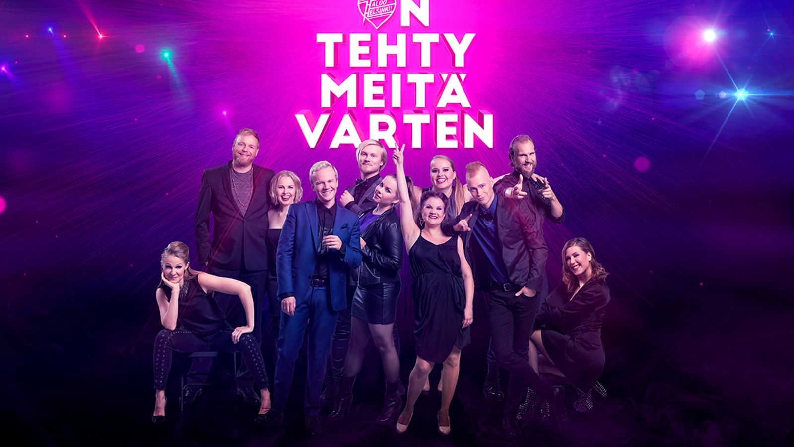 Kuvassa on Maailma on tehty meitä varten -musikaalin näyttelijät ryhmäkuvassa.  Tausta on sininen ja siinä lukee musikaalin nimi on tehty meitä varten.