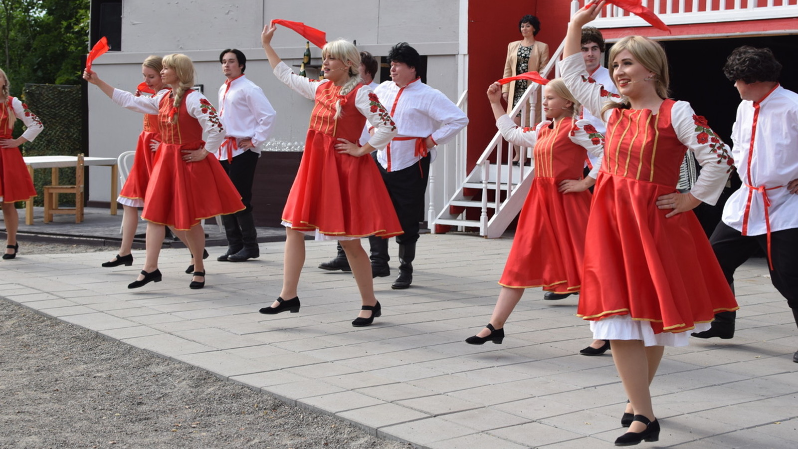 Helmat heilui Muistojen bulevardi -näytelmän tanssikohtauksessa.