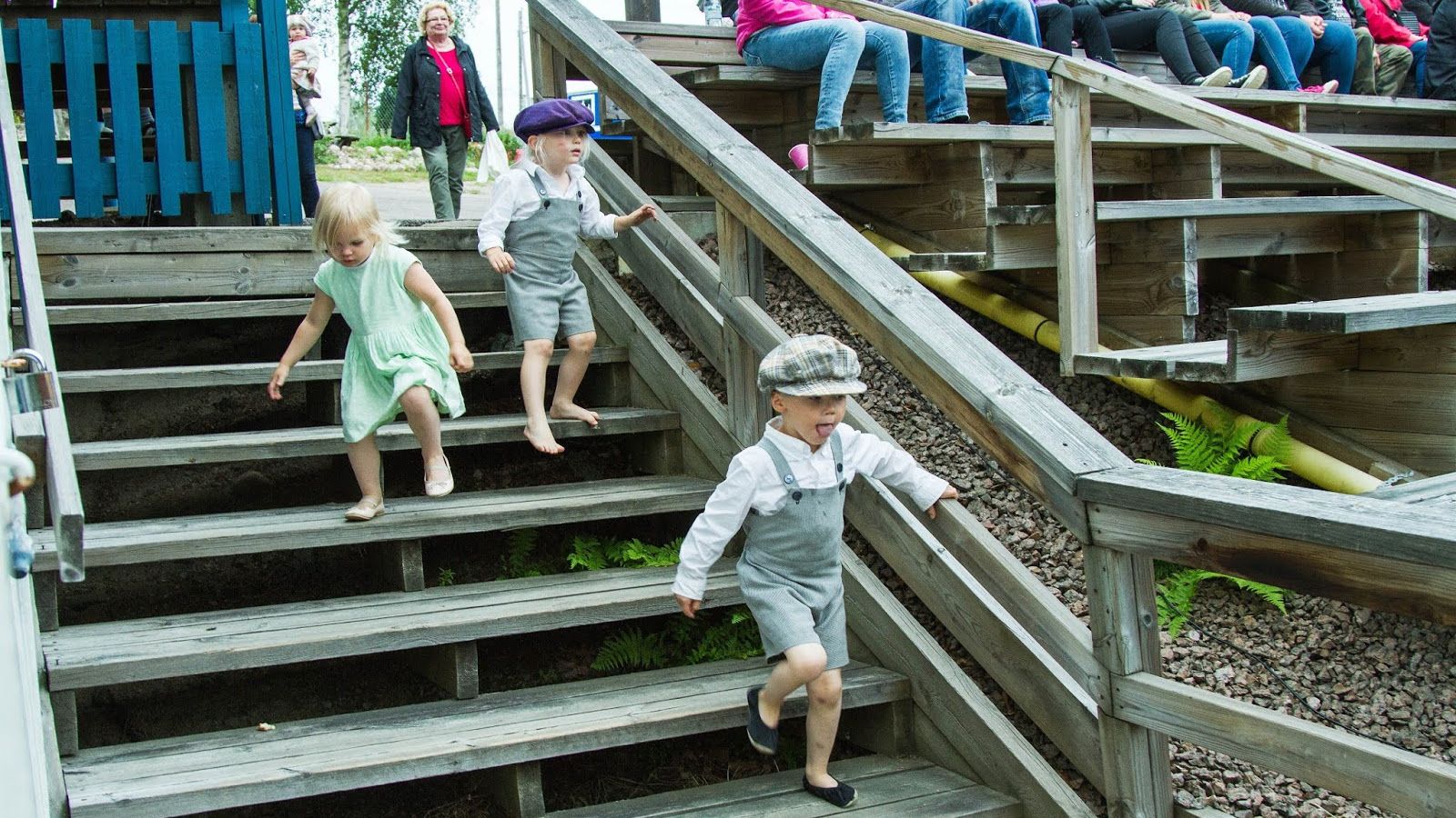 Onnen maa Tirvan kesäteatterissa, pienet näyttelijät saapuvat estraadille.