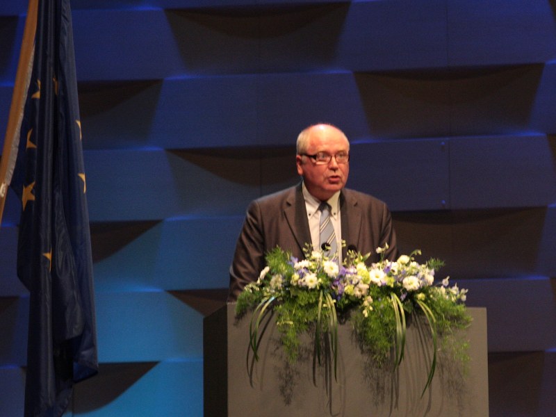 Juhlapuheessaan eduskunnan puhemies Eero Heinäluoma oli vakavana ja humoristina: kieli ja mieli taipuvat moneen. Kuva: Markku Nurmikari.