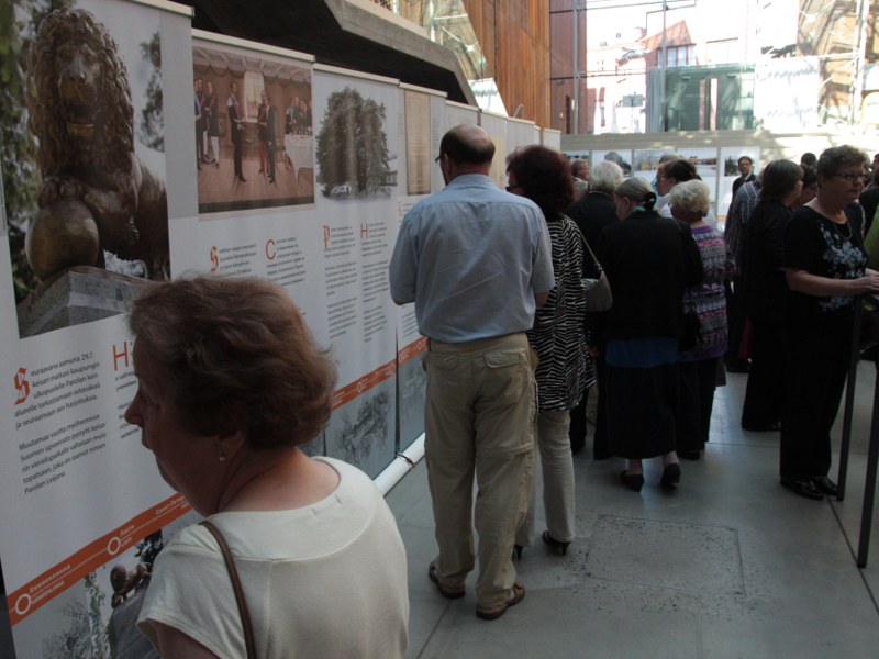 Hämeenlinnan kaupunki esittäytyi myös Suomen Pietarin instituutissa valokuvanäyttelyssä,<br />
jossa Hämeenlinna - kieliskriptin kotikaupunki - näyttäytyi nykyasuisena ja tsaarinaikaisena. Valokuvanäyttely oli ripustettu myös Verkatehtaalle kieliasetuksen pääjuhlaan sunnuntaina 4.8. Kuva: Markku Nurmikari.