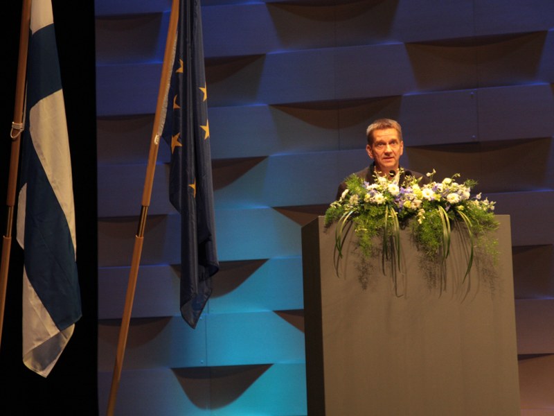 Professori, kirjalija Olli Jalonen pohti oman kielen merkitystä juhlarunon ohessa. Kuva: Markku Nurmikari.