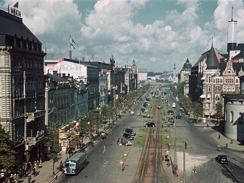 Pääkaupungin valtasuoni väreissä. Heikinkatu vuonna 1939, vuodesta 1942 Mannerheimintie, kuvaajana Aarne Pietinen. Kuva: Museovirasto