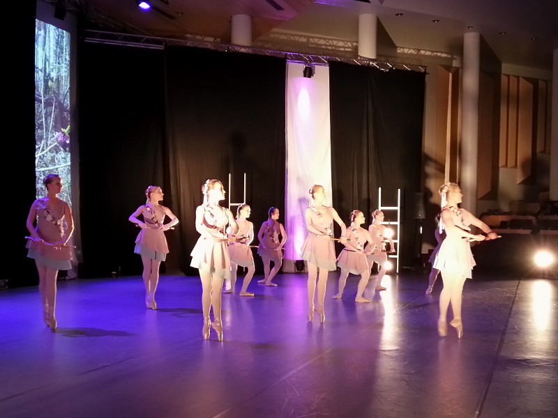 Metsästäjättäret. Katariina Hietala, Aliza Hoover, Katariina Jussila, Helinä Kareinen, Sanni Kauria, Ella Könönen, Tiia Laitinen, Sylvia Myller, Verna Puhakainen, Reetta-Maija Rapo, Larissa Riedler ja Silja Saarinen. Kuva: Amusa.fi.