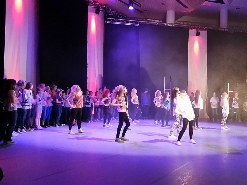 From Brooklyn to Harlem. Iiris Haimi, Sanni Huhtiniemi, Siret Kingu, Noora Myyryläinen, Aada Ovaska, Jannica Parkkinen, Mette Peuhkuri, Inka Pääkkönen, Jenni Rantanen, Salla Saarelainen, Saima Toikka, Julia Yanchukovich, Veera Varvemaa, Eerikki Hirvisaari, Jenni Kuusipuro, Pinja Naukkarinen, Emma Pekkanen, Aleksandra Putrolainen, Opri Rousku, Jessica Savolainen, Erin Sinkko, Kristiina Smirnova, Juuli Ukkonen, Patrick Kennedy, Inka Pienmunne, Ida Salin, Nina Savolainen, Alisa Valtonen, Henna Pietiläinen, Milla Aaltokallio, Klaara Iskanius, Henna Kekola, Mira Kohonen, Aino Kotiharju, Anastasia Lisitsyn, Iida Pöllänen, Lotta Örså, Jutta Nylund, Minni Niiva, Alisa Koikkalainen ja Hennariina Tankka. Kuva: Amusa.fi.