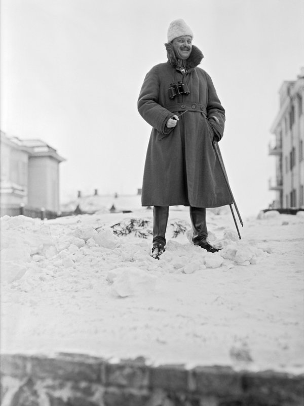Naurava Mannerheim Kaivopuistossa keväällä 1933, kuvaajana Aarne Pietinen. Kuva: Helsingin kaupunginmuseon kuva-arkisto