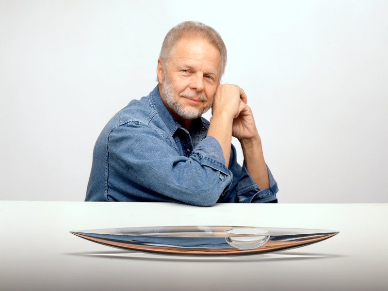 Timo Sarpaneva ja Kajakki lasiveistos vuonna 1998. Kuva: Designmuseo