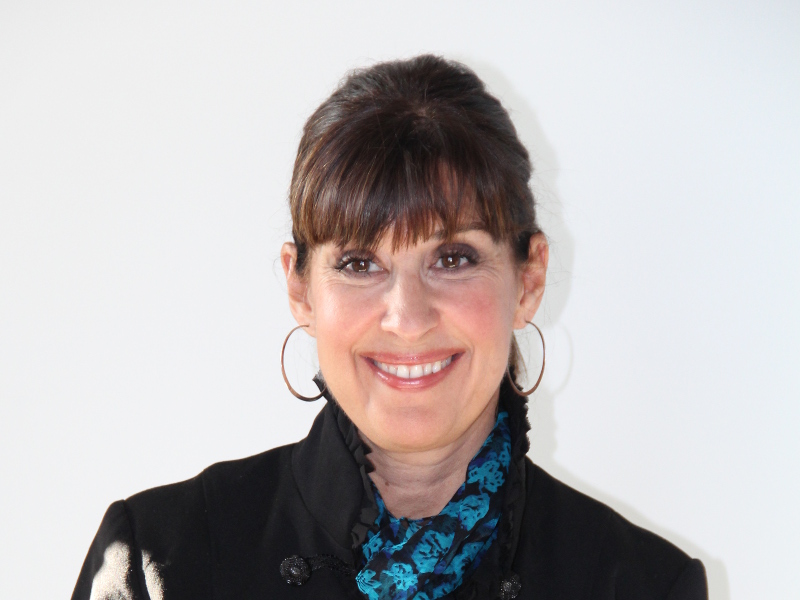 Kirjailija Cecilia Samartin