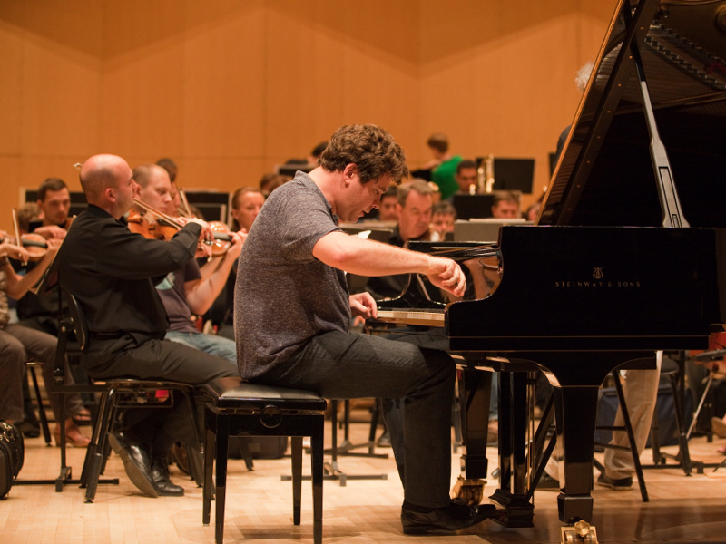 Pianisti Denis Matsujev harjoittelemassa Mikaelissa illan konserttiin. Kuva: Laura Luostarinen