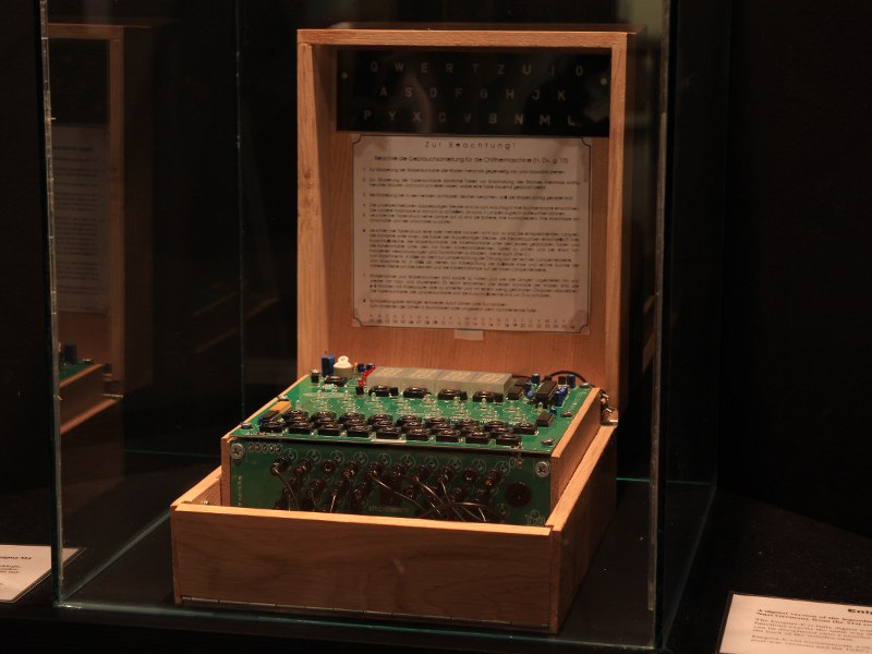 Salakirjoituslaite: Digitaalinen Enigma-E -malli. Kuva: Tampereen Vakoilumuseo.