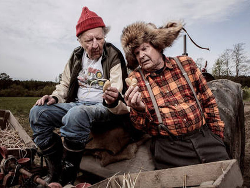 Mielensäpahoittaja ja naapuri (Heikki Kinnunen ja Sulevi Peltola). Kuva: Solar Films.<br />
