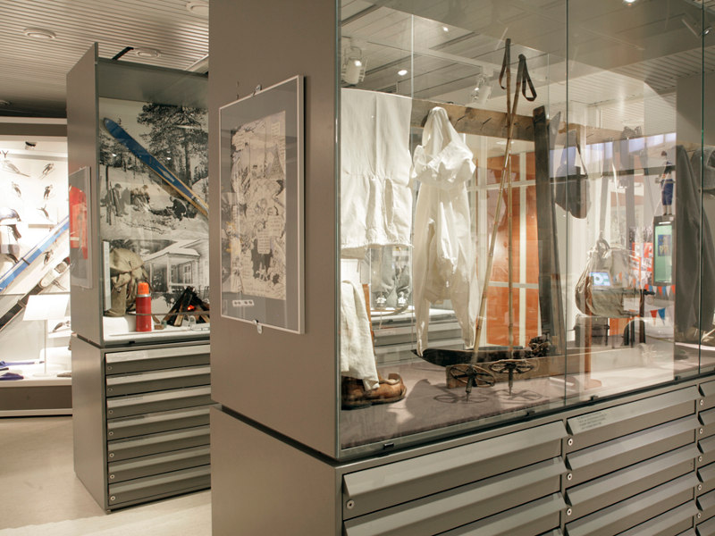 Esineistöä perusnäyttelystä. Kuva: Tiina Rekola, Lahden kaupunginmuseo.