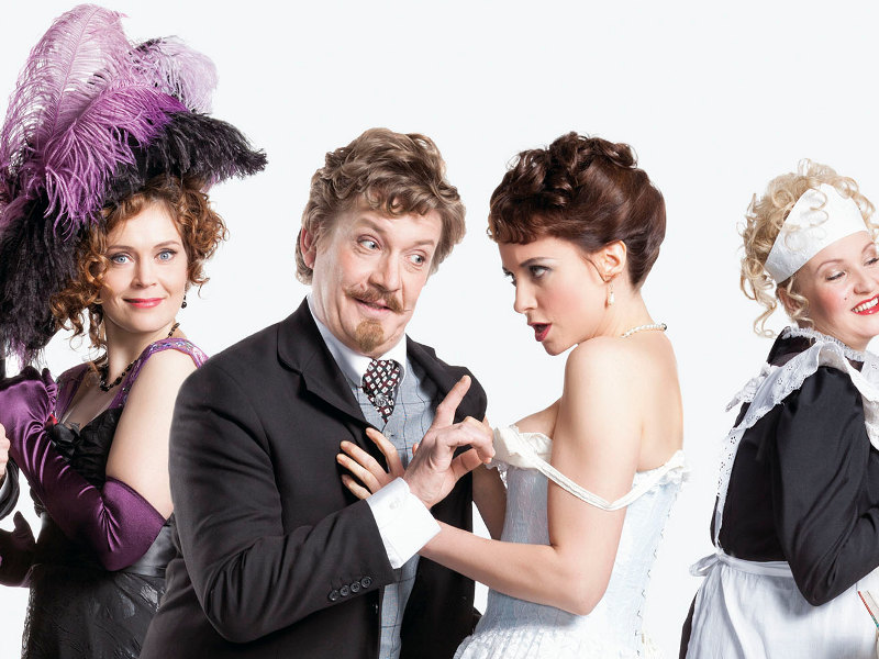 Hotelli Paradiso. Tiina Lymi, Santeri Kinnunen, Sanna-June Hyde, Nelly<br />
Hristova. Kuva Mirka Kleemola/Jani Forsberg/Imagenary Oy, Helsingin Kaupunginteatteri.