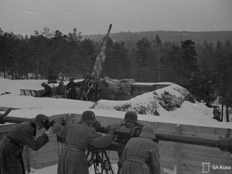 Raskas ilmatorjuntatykki tulivalmiina