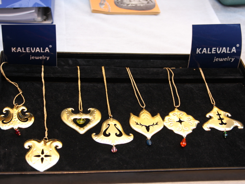 Kalevala Korun joulukoristeita eri vuosilta. 