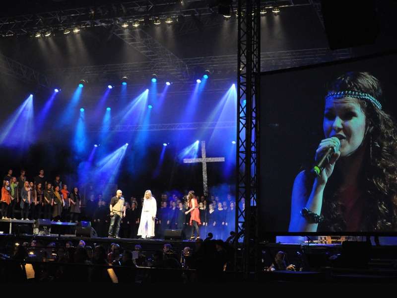Jesus Christ Superstar Oulun Teatriassa. Screenillä Saara Aalto Maria Magdalenana. Kuva: Vili Kellokumpu.