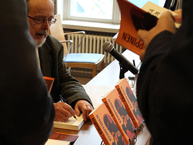 Jukka Kemppinen signeeraa uutta teostaan. Kuva: Amusa.fi