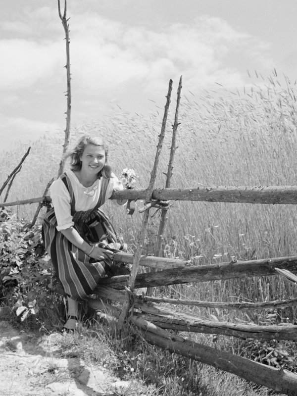 Aikansa tunnetuin Suomi-neito. Otso Pietisen vaimo, Kerttu Leiwo Karjalohjalla 1938, kuvaajana Nancy Pietinen. Kuva: Museovirasto