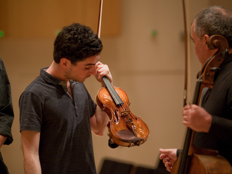 Khachatryan tarkastelee viuluaan. Mikkelin musiikkijuhlat 6.7.2012. Kuva: Laura Luostarinen