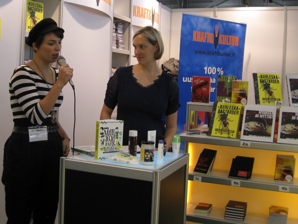 Kuluttajatoimittaja Noora Shingler kertoi kirjastaan Marjoja & Maskaraa.