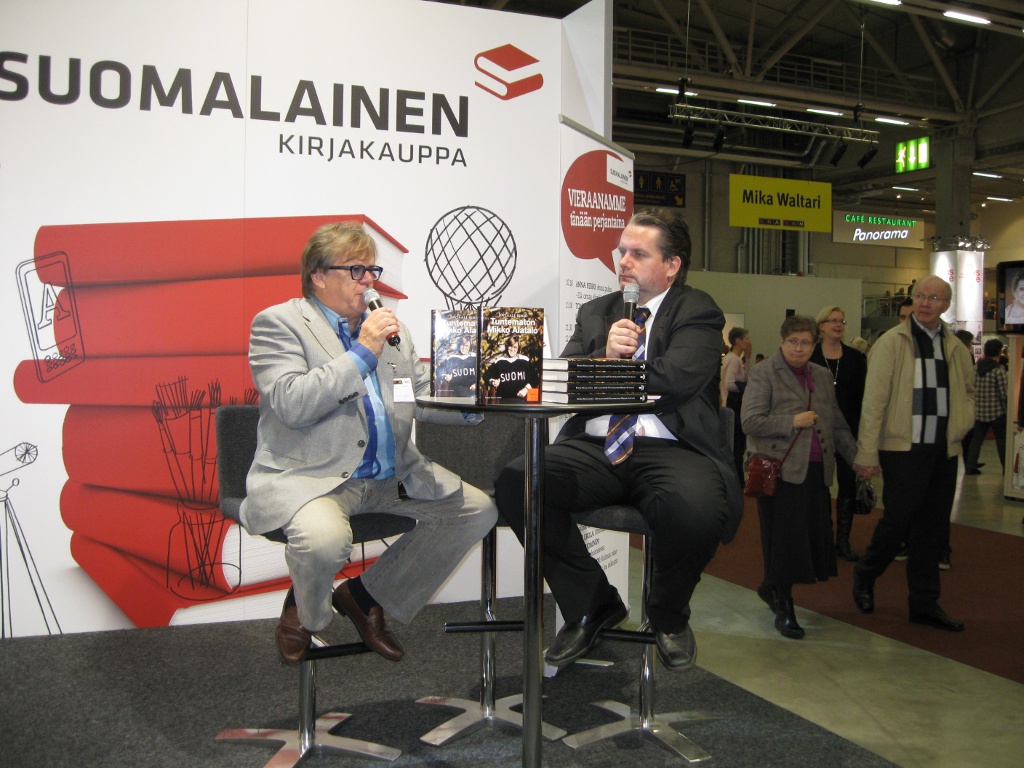 Esittelyssä Tuntematon Mikko Alatalo ja kirjaan liittyvää Alatalon haastattelua hoiti Petri Nevalainen.