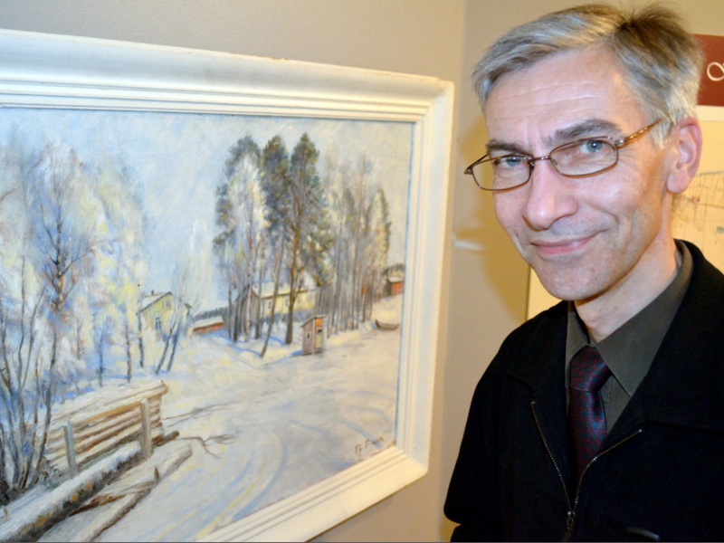 Museojohtaja Antti Mäkisen johdolla on valmisteltu tärkeitä Kainuun kulttuurihistoriaa käsitteleviä näyttelyitä. Yksi viimeisimmistä on ollut Hövelöä käsittelevä näyttely. Kuva: Koti-Kajaani -lehti.