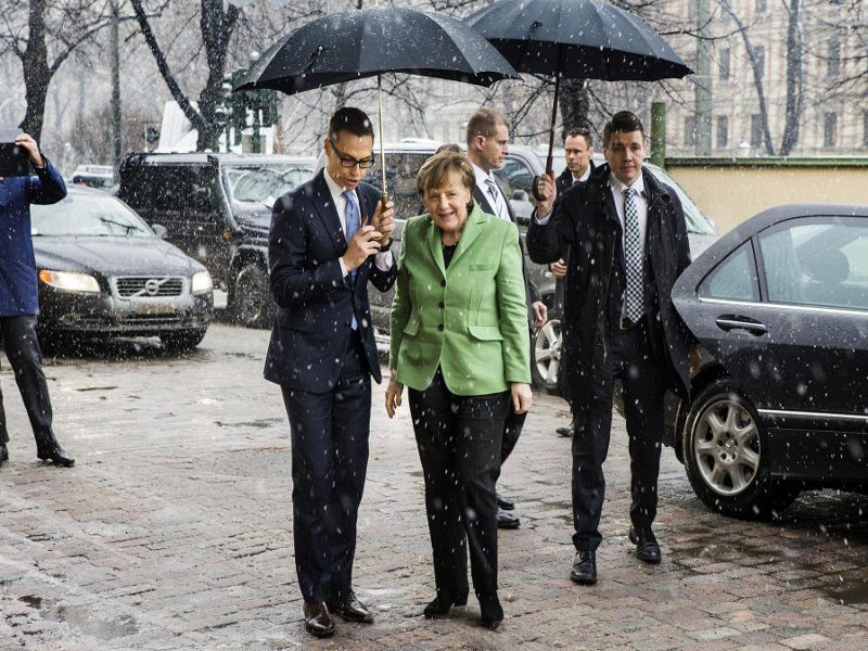 Pääministeri Alexander Stubb vastaanotti liittokansleri Angela Merkelin Smolnan edessä Helsingissä maaliskuussa. Kuva: Markus Jokela