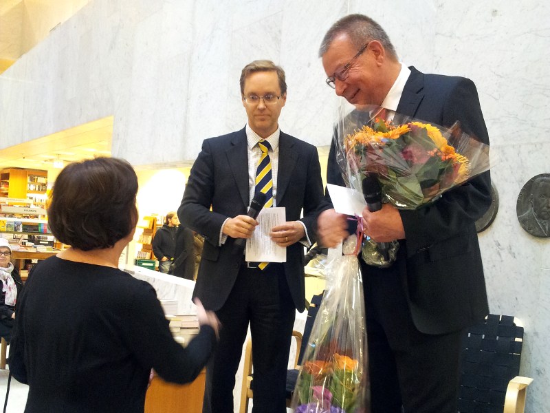 Eero Huovinen otti vastaan palkintonsa Akateemisessa kirjakaupassa<br />
keskviikkona 2.10. Huovisen kukitti Leena Majander. Kuva: cc-by-sa Anja Kuoppa, Amusa.fi.