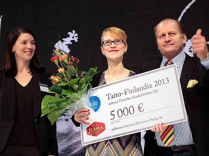 Taito-Finlandia -palkinnon vastaanotti Susanna palovaara hattulan Kaakelitehdas Oy:stä.