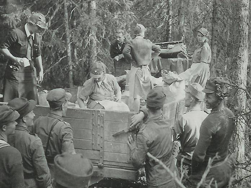 Muonituslotat valmistautuvat ruuan jakoon Itä-Karjalan korvessa. Kuva: Tuntemattoman rintamamiehen kansio, Pala Suomen historiaa sivusto