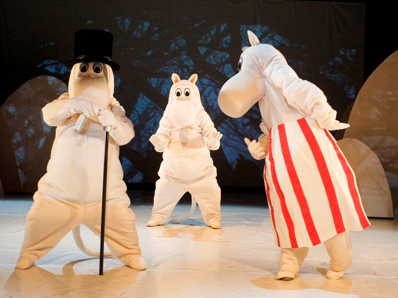 Tanssiteatteri MD, Tanssiva Muumilaakso. Kuva: Ari Ijäs, ©Moomin Characters™. Kuvassa Anu Castren, Samuli Roininen, Sara Kovamäki.