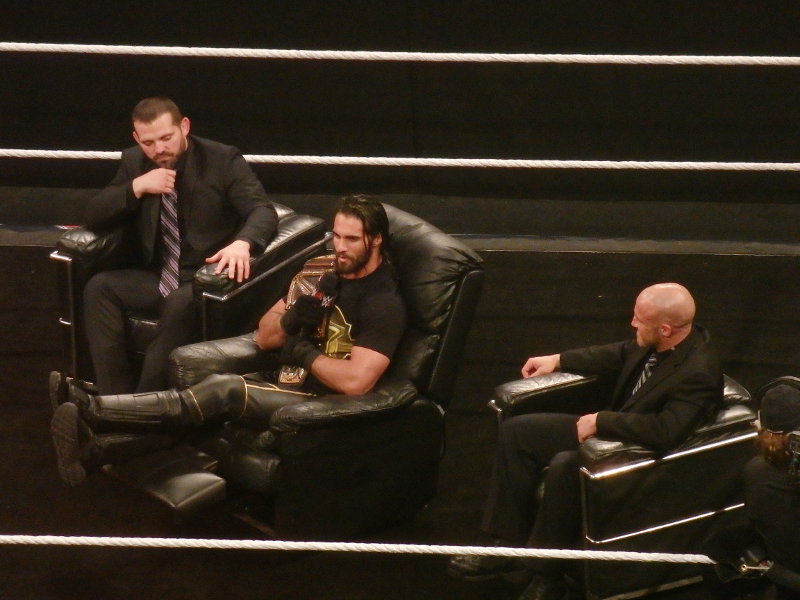 Niljakas tämänhetkinen WWE:n raskaansarjan mestari Seth Rollins joukkoineen. Kuva: Jouni Hakkarainen