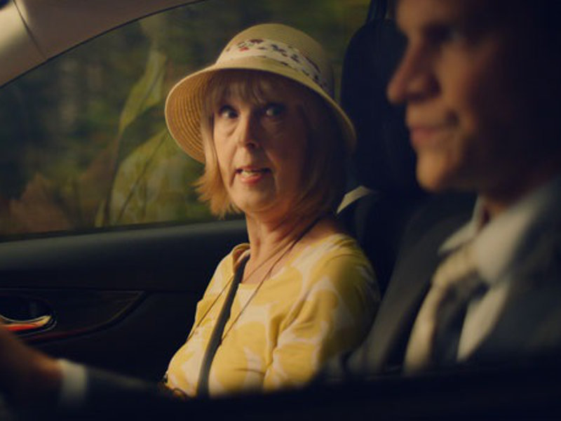 Nuotin vierestä. Äiti ja poika matkalla karaokeen. Kuva: Nordisk Film