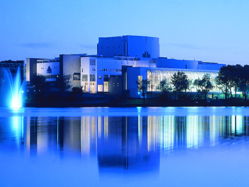 Oopperatalo iltavalaistuksessa