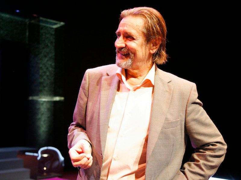 Pekka Laiho näytelmässä Geneve.<br />
Kuva: Charlotte Estman-Wennström. 